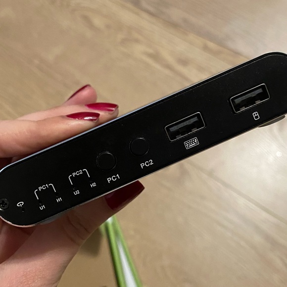 2x KVM Switches - Connect 2 computers to the same monitor, mouse and keyboard - Picture 8 of 11